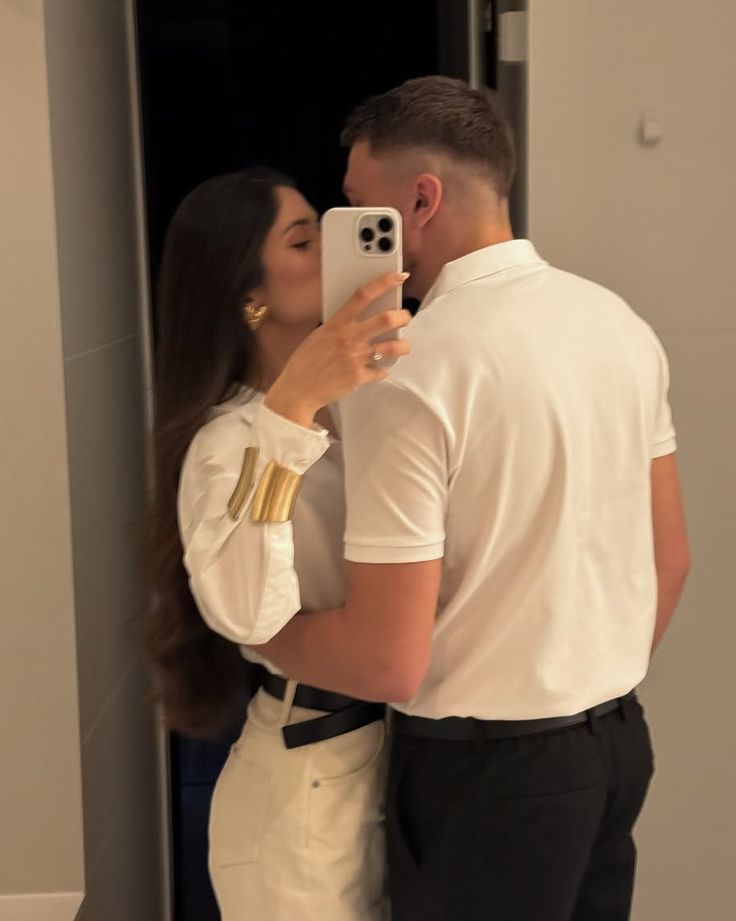 كل شئ يُمكنني الاكتفاء منه
إلا أنتِ فاكهة لا اشبع منها ابداً..