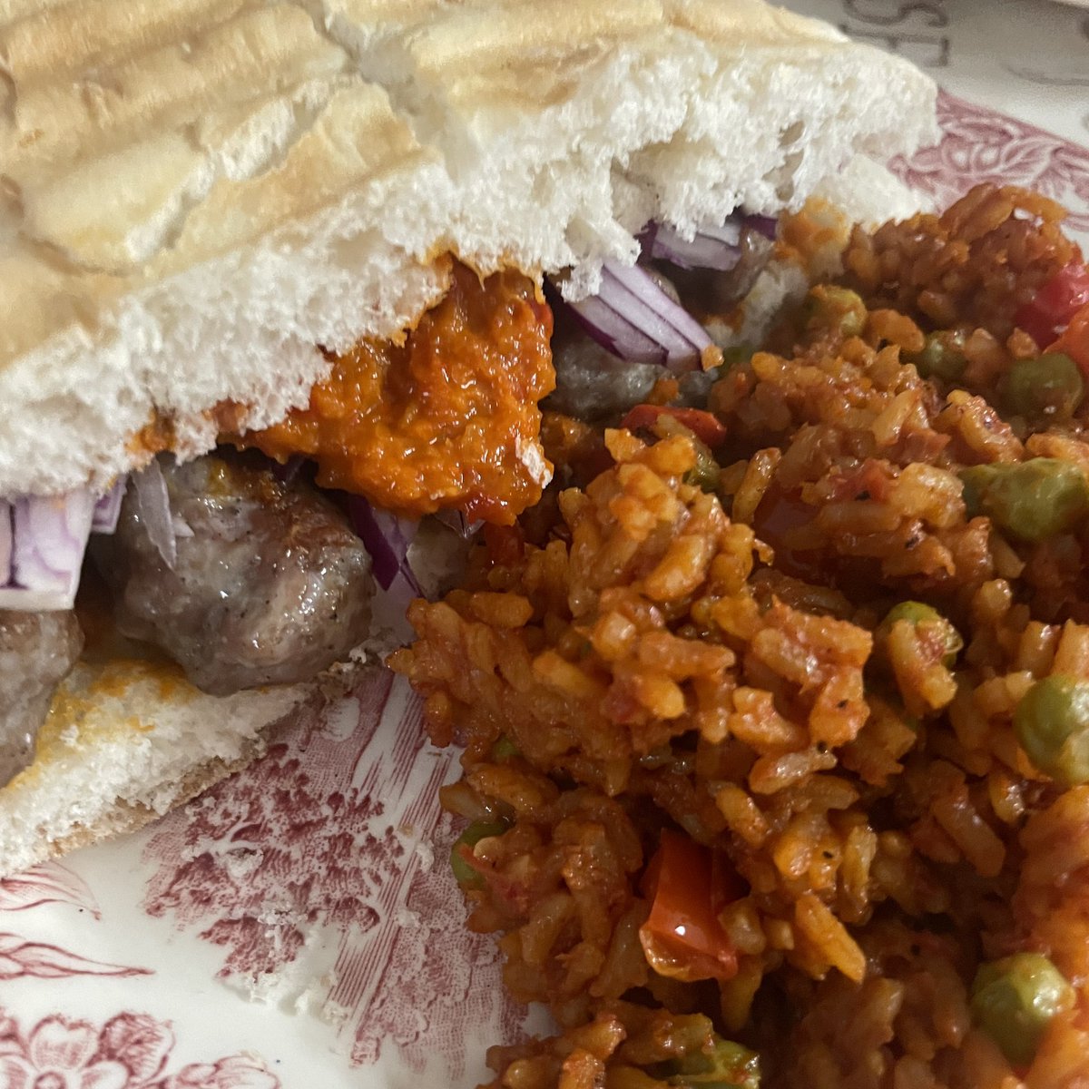 Kroatien 🇭🇷 #30
  Reste Essen von #28

Ćevapčići, Zwiebeln und Ajvar im Lepinja Fladenbrot. Dazu Đjuveč Reis 

#ćevapi #čevapčići #cevapcici #fleisch #lepinja #fladenbrot #brot #zwiebeln #ajvar  #djuveč #djuvec #djuvecreis #kroatien #essen 

13.08.2025
#taeglich_essen