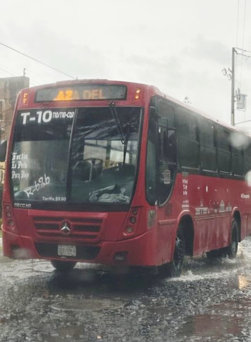 LasColonos's tweet photo. Autobús urbano cruzando por Circunvalación Sur y  Av. Las Fuentes, dirigiéndose hacia la glorieta central de Colonia Las Fuentes. https://t.co/N9ILMTJuys