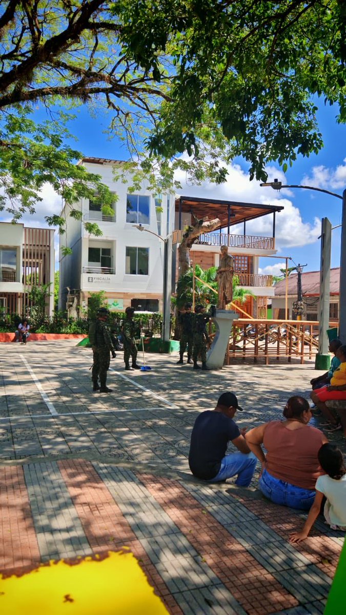 Soldados del Batallón de Selva Nº 57 de la #Brigada11, realizaron una jornada de mantenimiento en el parque principal del municipio de Zaragoza, #Antioquia, con el fin de promover la conservación de los monumentos del lugar y contribuir al cuidado de este espacio de recreación y