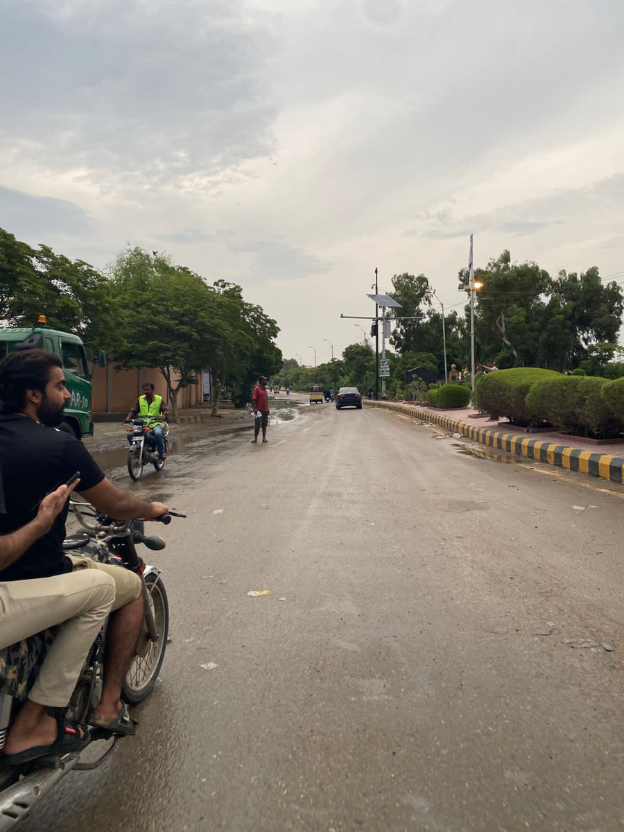 Safiullah Veesar PSF🇱🇾 (@advsafiullahpsf) on Twitter photo While roaming through the roads of Karachi, I witnessed the true commitment of PPP to the people of this city. Despite heavy rains and flooding, the roads are clear and accessible.
Once again, Mayor Karachi <a href="/murtazawahab1/">Murtaza Wahab Siddiqui</a> has proved why he is the best at his work.
#karachirain While roaming through the roads of Karachi, I witnessed the true commitment of PPP to the people of this city. Despite heavy rains and flooding, the roads are clear and accessible.
Once again, Mayor Karachi <a href="/murtazawahab1/">Murtaza Wahab Siddiqui</a> has proved why he is the best at his work.
#karachirain