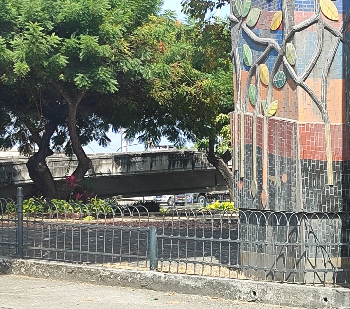 franml79's tweet photo. Alcalde @aquilesalvarez que está sucediendo en la ciudad de #Guayaquil, se están llevando los cercados metálicos de la Av. 25 de Julio a la altura de la Universidad Agraria. Deberían pintarlos no desmantelarlos.
@alcaldiagye @tctelevision @radiocentroec @EcuavisaInforma https://t.co/CTeWHweIUy