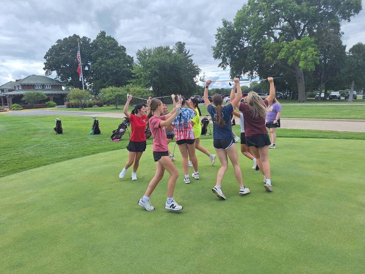 Celebrating lag putting drills success.  These girls are awesome!!! <a href="/RummelEdu/">Mr. Rummel</a> <a href="/HistoryCzar0/">Jim O'Rourke 🇺🇲</a> <a href="/BagoAD/">Winnebago Athletics</a>