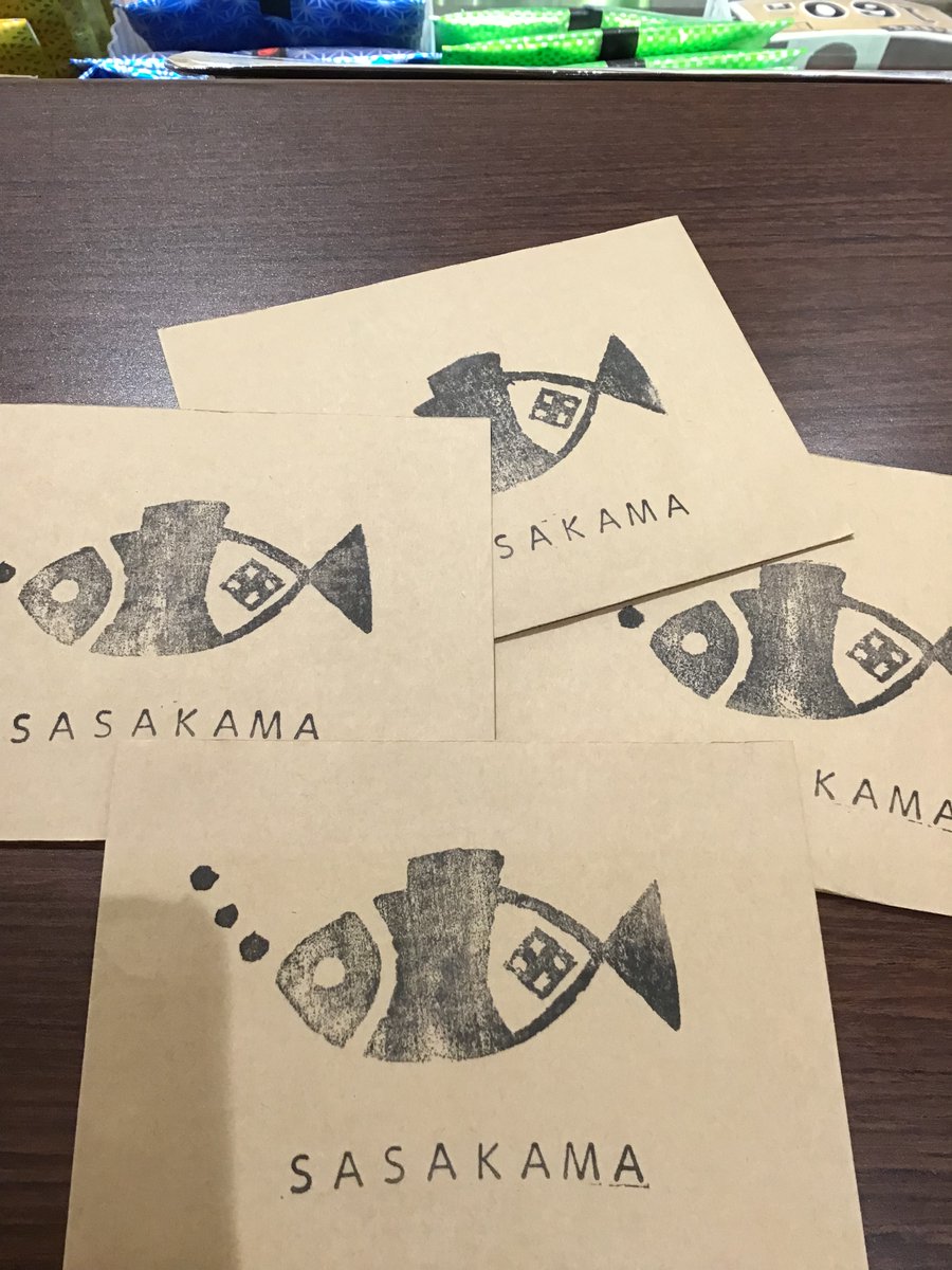 おはようございます！

今日は朝から連休で無くなった備品の準備をしています袋を切ってスタンプ押して…っと

あ！
本日も元気に開店してます✨