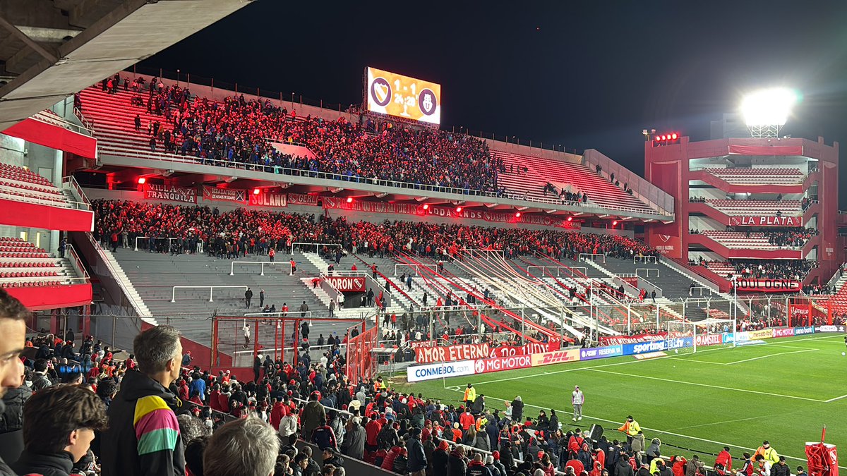 20 minutos de SUSPENSIÓN provisoria. Los jugadores se van al vestuario.