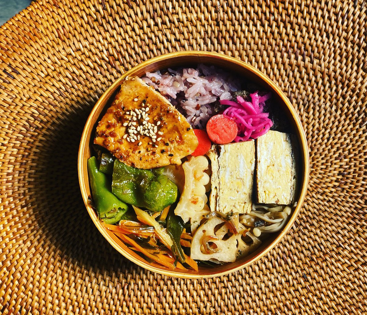 otetete10's tweet photo. メカジキレモンペッパー弁当🍱メカジキはクセが無くて美味しい魚バター醬油焼きが個人的定番だけど、今日はさっぱりレモン🍋で。
雑穀米に玉子焼きと、あとは昨日と同じおかずです。
#お弁当 https://t.co/pS2q6kOf3o