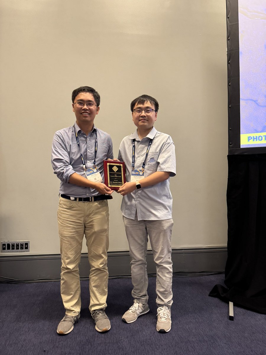 Super happy to see former group member, Haomin Wang, receiving the award certificate of the ACS-PHYS Young Investigator Award at the ACS Fall Meeting in Washington DC.