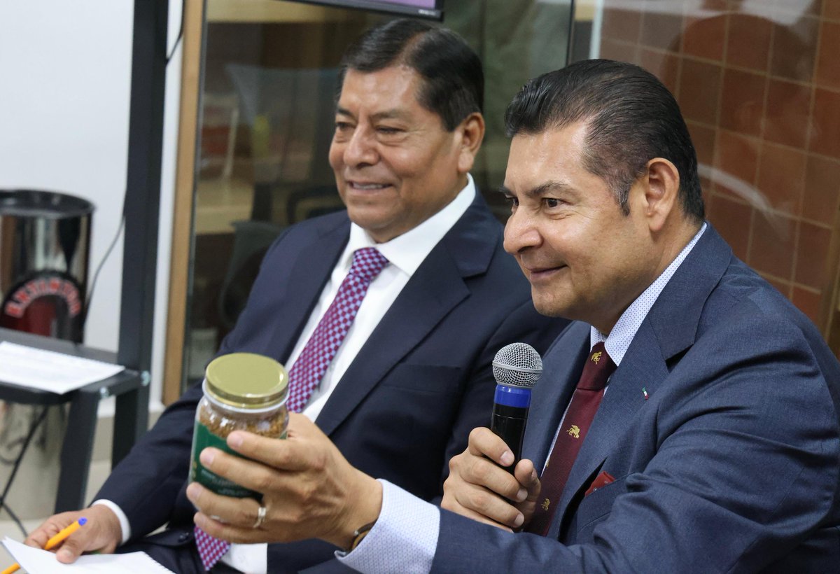 En conferencia de prensa en la CDMX el gobernador <a href="/armentapuebla_/">Alejandro Armenta</a> informó a medios de comunicación nacionales los avances en la obra pública estatal, la donación de insumos a <a href="/Pemex/">Petróleos Mexicanos</a> y la adquisición de módulos de maquinaria con una inversión de más de 1500 millones de pesos.