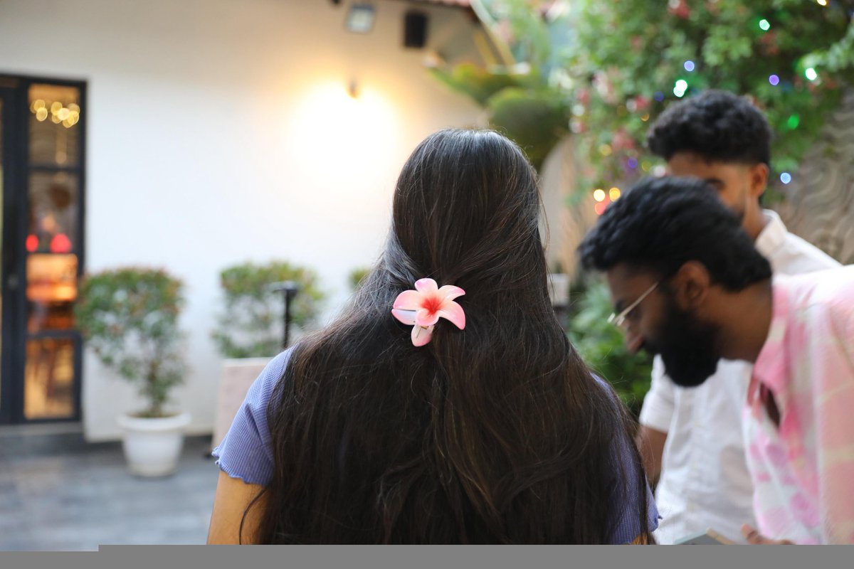 B_societtyy's tweet photo. Art brings strangers together, and somehow they don’t feel like strangers anymore. 🌸🎨 This is what community feels like. 💛
#Community #TogetherWeCreate #ArtConnects #StrangersToFriends #CreativeVibes https://t.co/eipeBfWEp2