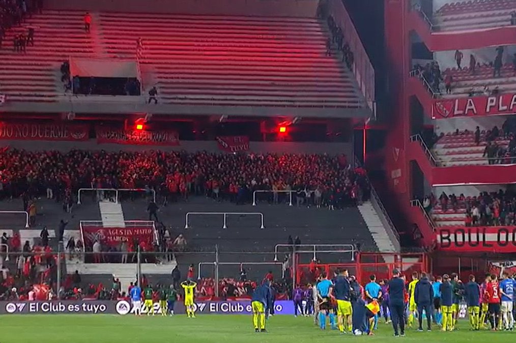 El partido entre Independiente y U. de Chile está demorado por los incidentes entre las hinchadas. Los futbolistas ingresaron a los vestuarios "hasta que la situación se resuelva", según se informó oficialmente en el estadio Libertadores de América.