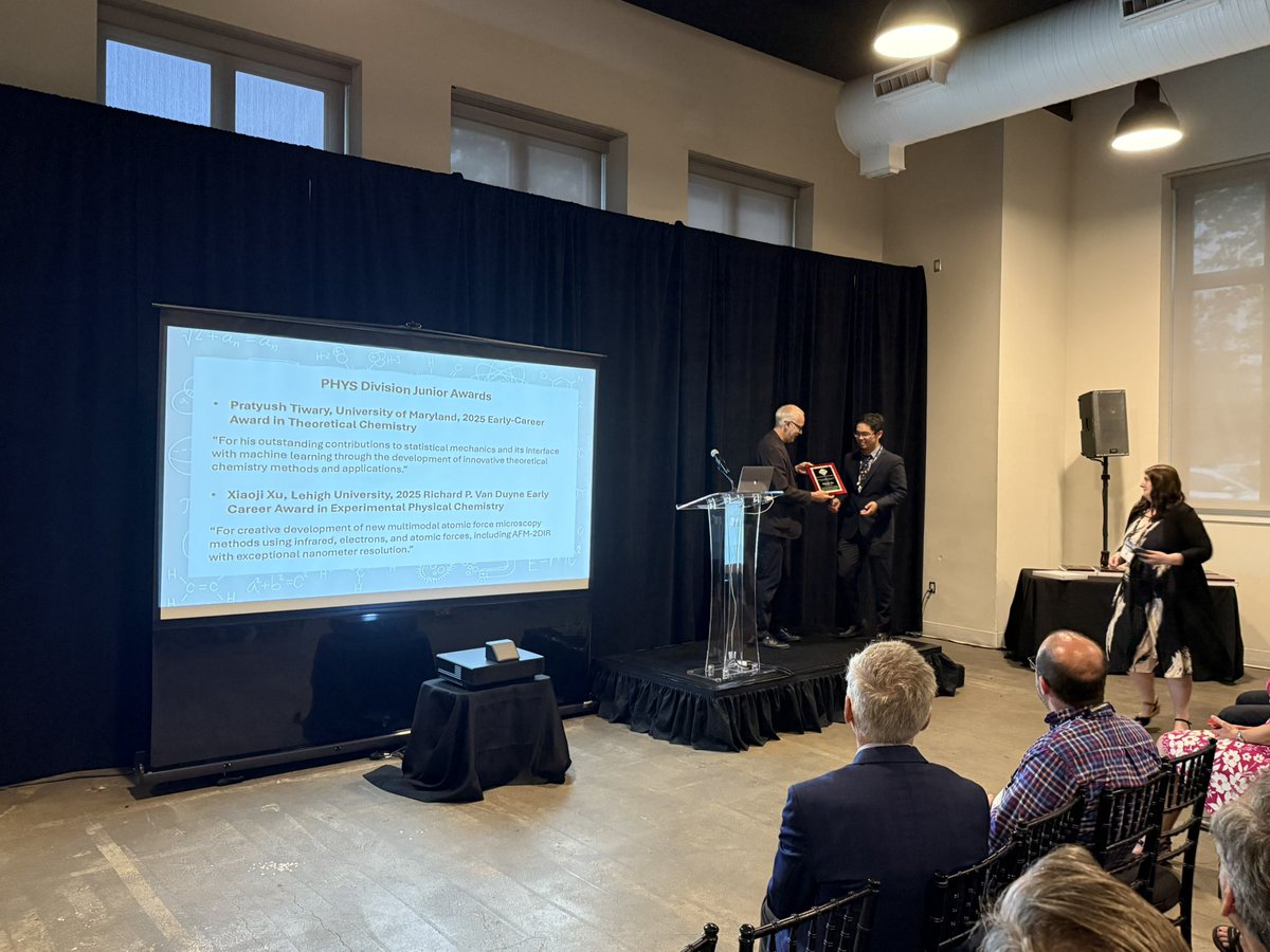 Super happy to receive the Richard Van Duyne Award in Experimental Physical Chemistry from the ACS-PHYS division at the ACS Fall Meeting in Washington DC.