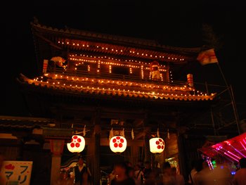 chikugo7koku's tweet photo. 8月25日（月）に筑後市の水田天満宮で『水田天満宮千灯明祭』が開催されます。
約700年の伝統を持つと言われる、真夏の夜の火祭りです🎆
#福岡県 #福岡 #筑後七国 #恋のくに #筑後市 #筑後 #水田天満宮 #夏祭り #火祭り #打上花火 #五穀豊穣 #無形民俗文化財
https://t.co/fcnfdFQm7V https://t.co/I79HUZbtUo