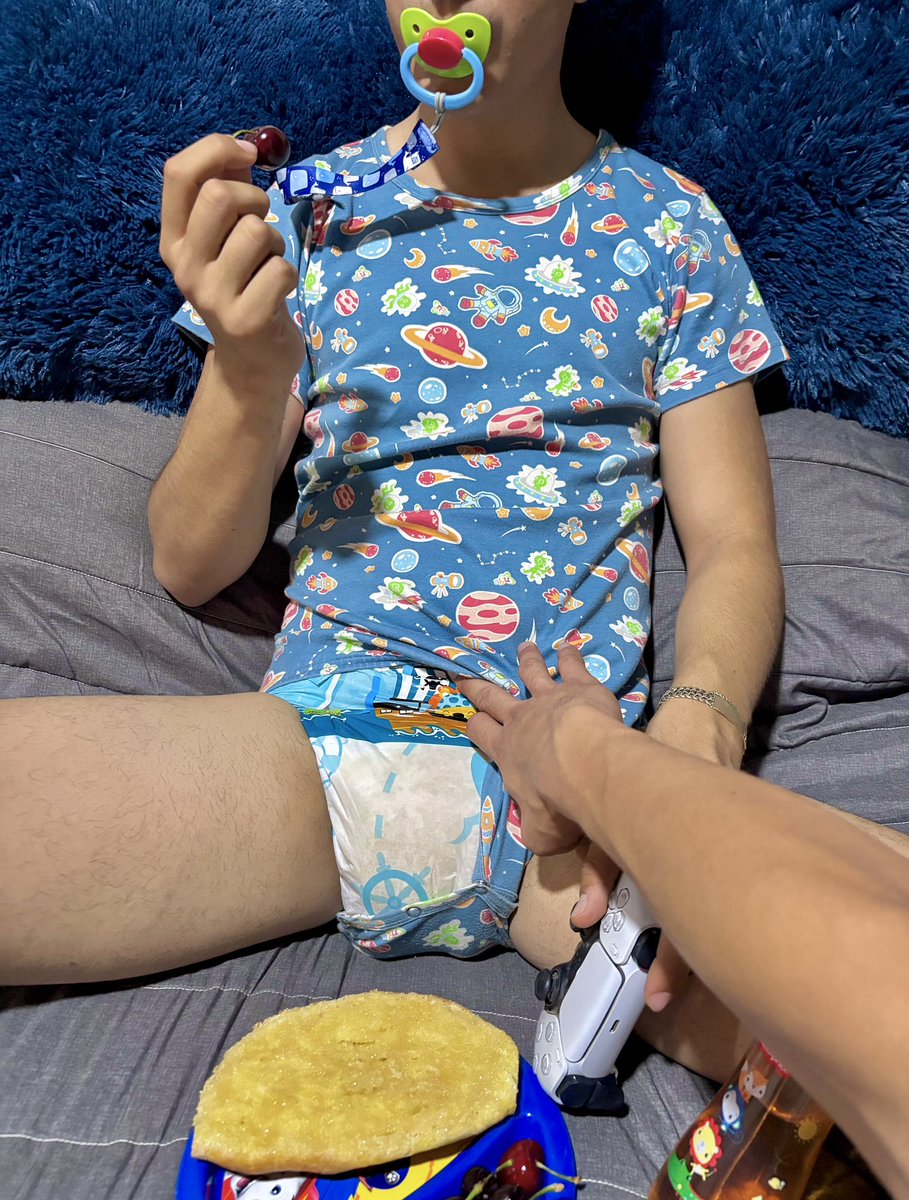 Abdlcouplemx's tweet photo. Gamer Night W/Daddy🎮✨ #abdl #diaperboy #daddy https://t.co/6ZbaJY7KFG