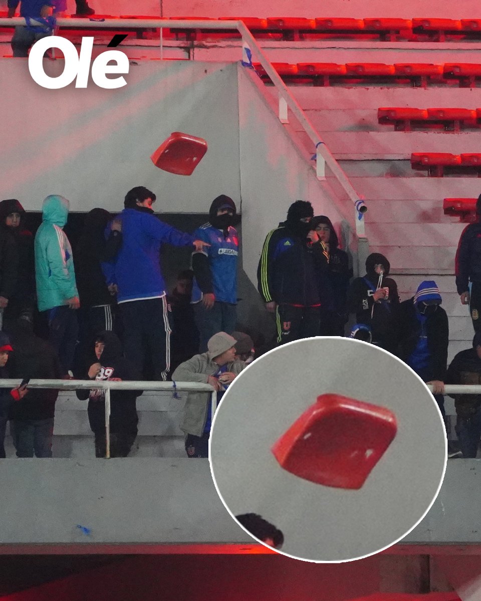 FIERROS, PIEDRAS Y BUTACAS, ALGUNOS DE LOS ELEMENTOS QUE ARROJARON LOS HINCHAS DE LA UNIVERSIDAD DE CHILE ☹️👎