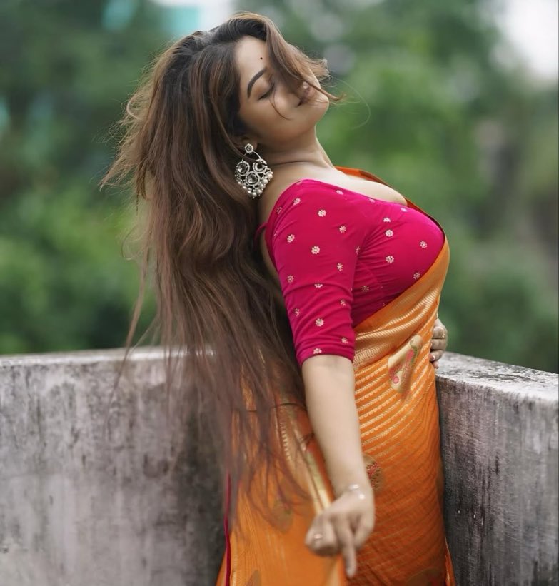 பிதுங்கும் முன்னழகில்..
பிதுங்குகி விழித்தன
என் விழியும் ஆண்மையும்.😍😍😘😘
<a href="/AzagiAdhira/">ஆதிரா</a>