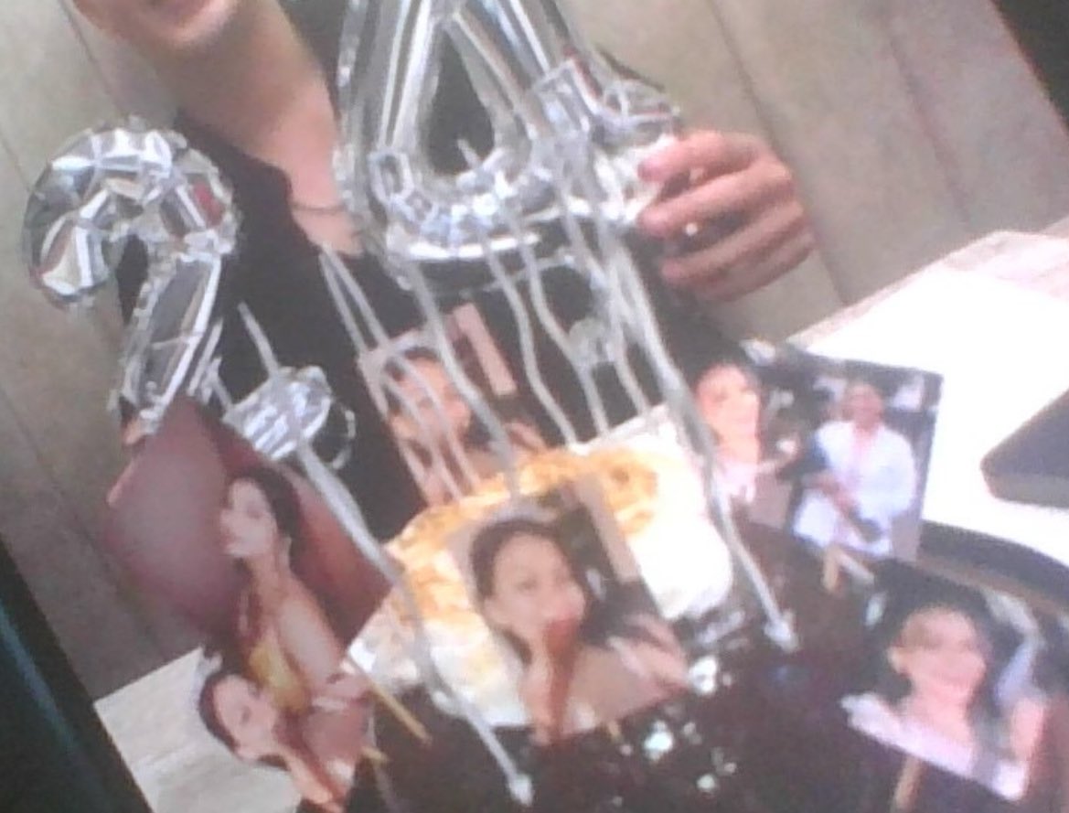 dccd07's tweet image. Las amigas de mi ex le hicieron un torta con mis fotos JAJAJA