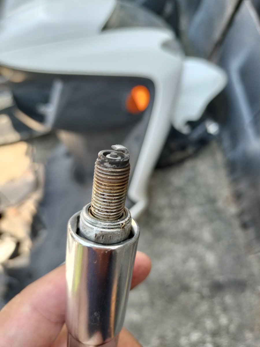 DP49905875's tweet photo. 買ってから1度もプラグ交換した事無かったので交換(走行約30000km)
このヤケ具合は普通なのか??上り坂とか全然登らなくなってきてる
😥
#シグナスX #SE44J #ヤマハ #バイク #プラグ https://t.co/i2QcQ1XW8y