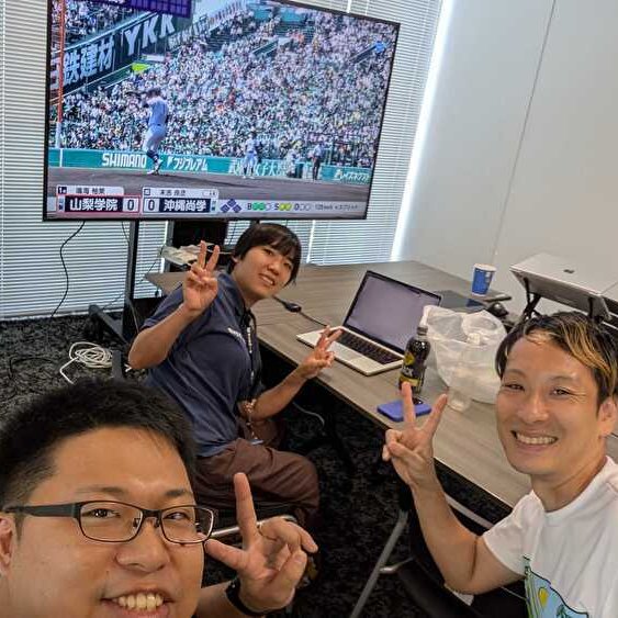 ちゅらデータオフィスも応援の準備万端です！

大会議室を確保して、出社メンバーが社長含めて集合！📢
(11時からのMTGで一部社員抜けちゃってますが)

ちばりよー！！沖縄尚学ナイン💪