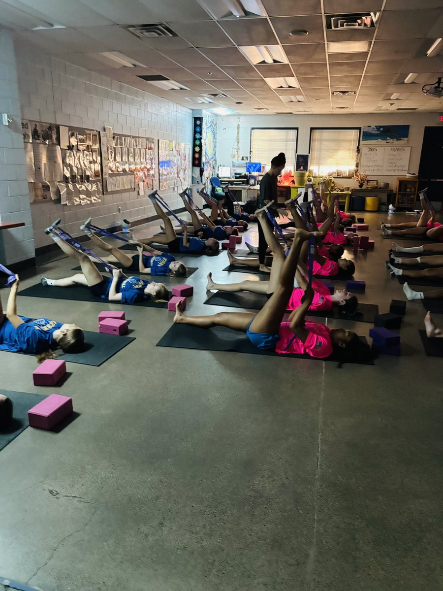 VistaDesert's tweet photo. Developing multifaceted athletes through breath-work and movement: DV Volleyball is well-rounded and only getting better 🌩️💙💛🏐#competelikeachampion #excellencethroughperformance💙🏐👏🏽 Thanks Coach Goe! https://t.co/emVFIjp8MX