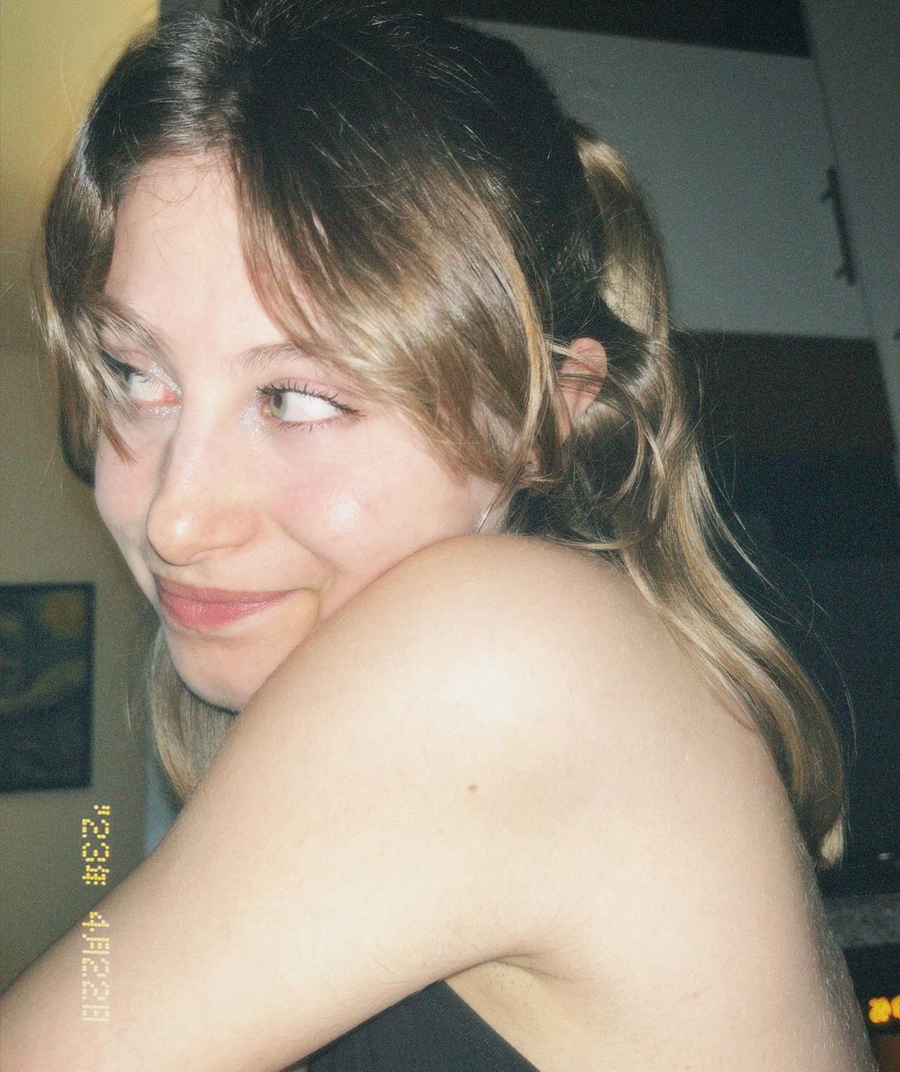 sofia_sofia45's tweet image. That little smirk and side glance. 😉 Love these candid moments.#candidshot  #vibes813  #SMILEtt23  #RealMoments