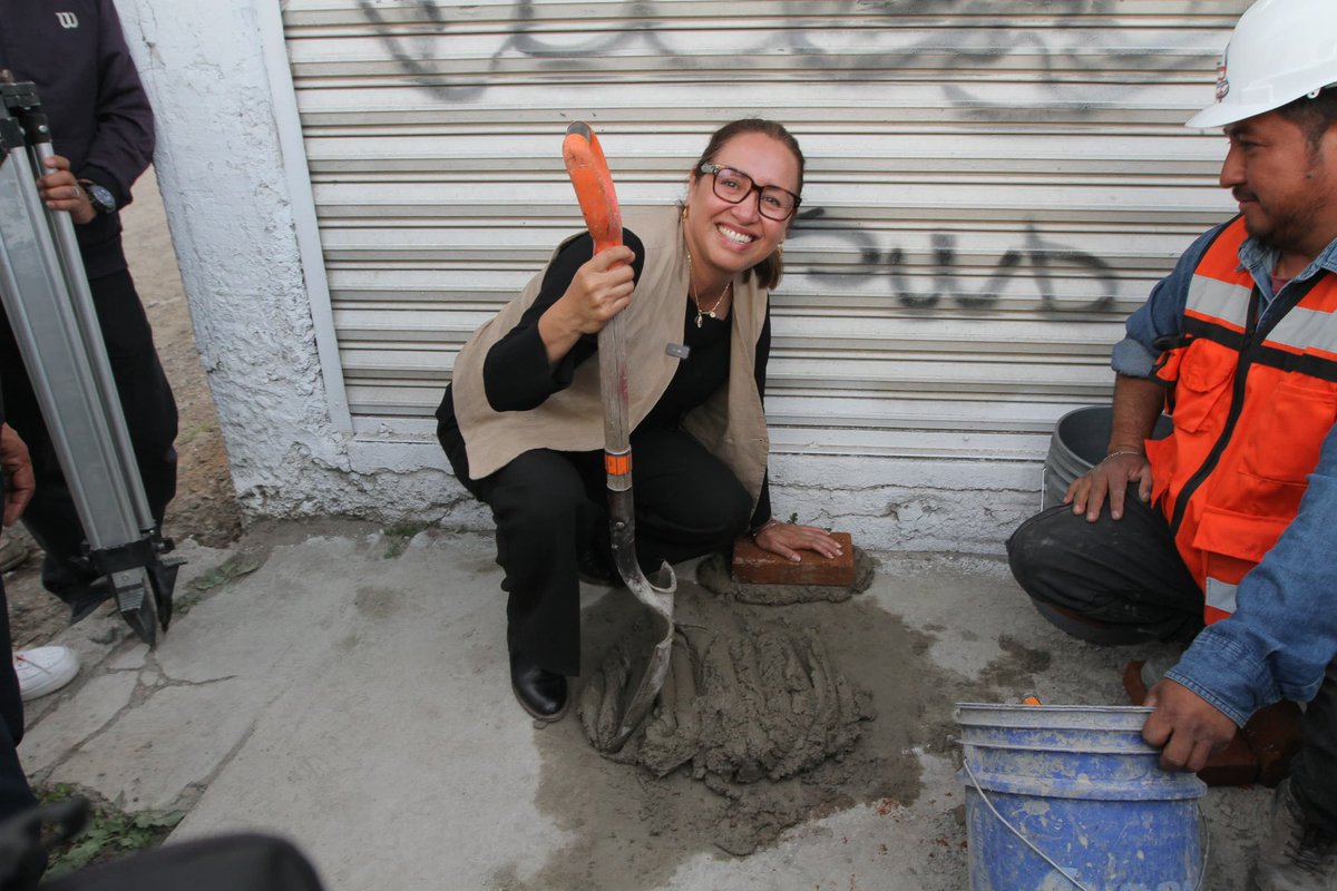 ✅ Con mucha alegría colocamos la primera piedra de lo que se convertirá en un maravilloso Centro Comunitario de Desarrollo Cultural para nuestros niños, niñas y jóvenes de Sagitario 8. Estamos recuperando espacios que por décadas fueron olvidados. El cambio llega con honestidad