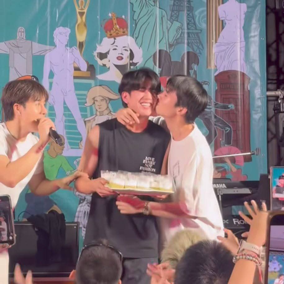 sana all, may gift ka na pala <a href="/jimmyyjp_/">Thapfah Kittipokin, M.D. Deputy Hospital Director</a> 🤪

love u guys, imy HUHUHU