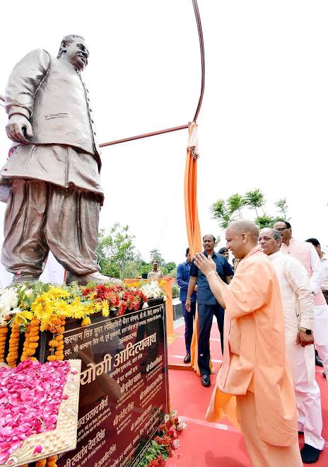 <a href="/AmitShah/">Amit Shah</a> उत्तर प्रदेश ने एक सीएम दिया था मुलायम यादव, जिसने मुस्लिमो का भरोसा जितने के लिए राम भक्तों के खुन से सरयु लाल करवा दिया था

एक सीएम थे हिंदु ह्रदय सम्राट कल्याण सिंह जी,जिन्होने प्रभु श्रीराम के लिए कुर्सी को लात मार दिया था।

आप हमेशा हमारे दिल में रहेंगे
श्र्द्धे नमन!