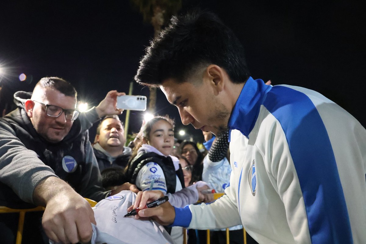ClubGodoyCruz's tweet photo. 𝐓𝐎𝐃𝐎𝐒 𝐉𝐔𝐍𝐓𝐎𝐒, 𝐒𝐈𝐄𝐌𝐏𝐑𝐄 💙🤍💙 https://t.co/8zcXRSrZdY