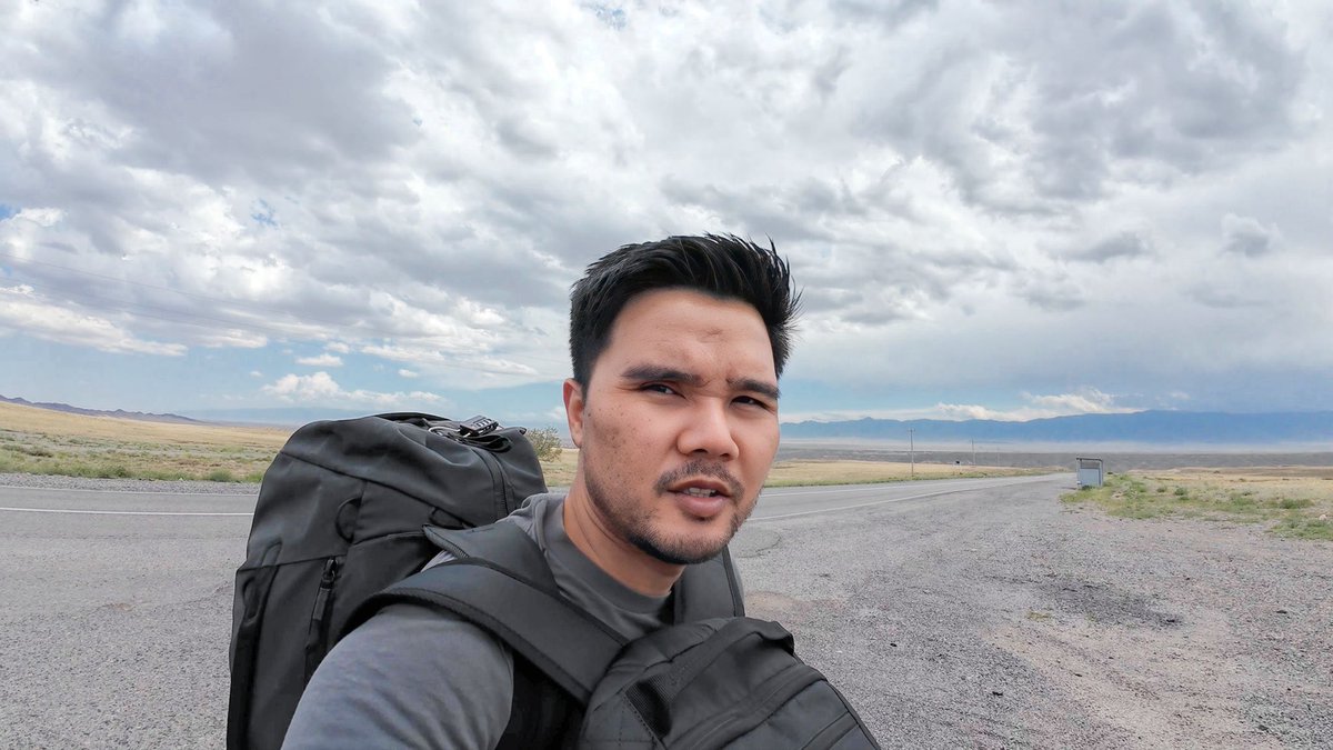 wepergee's tweet image. คาซัคสถานเที่ยวแบบงงมากกก ผมต้องโบกรถริมถนนเพื่อจะไปต่างจังหวัด ไม่มีแท็กซี่ ไม่มีรถประจำทาง ตอนแรกก็ยืนเอ๋อไม่กล้าโบก ถ้าไม่โบกก็ต้องนอนที่ป้ายรถนั่นแหละ ชาวบ้านที่นี่โบกกันโหดมาก รถทุกคันเป็นแท็กซี่ได้หมด ประเทศนี้ชนบทไม่มีรถประจำทาง งง!!