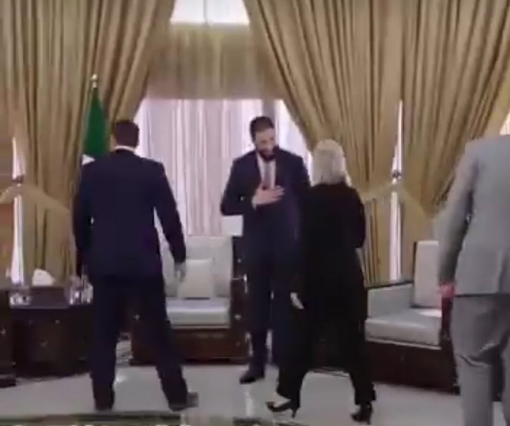 صورة بعنوان: 
لا استطيع السلام باليد على النساء... 
ولكن استطيع ان أسبي النساء...
هل يوجد اوسخ واحقر واوطى اكتر من هذه المخلوقات؟...