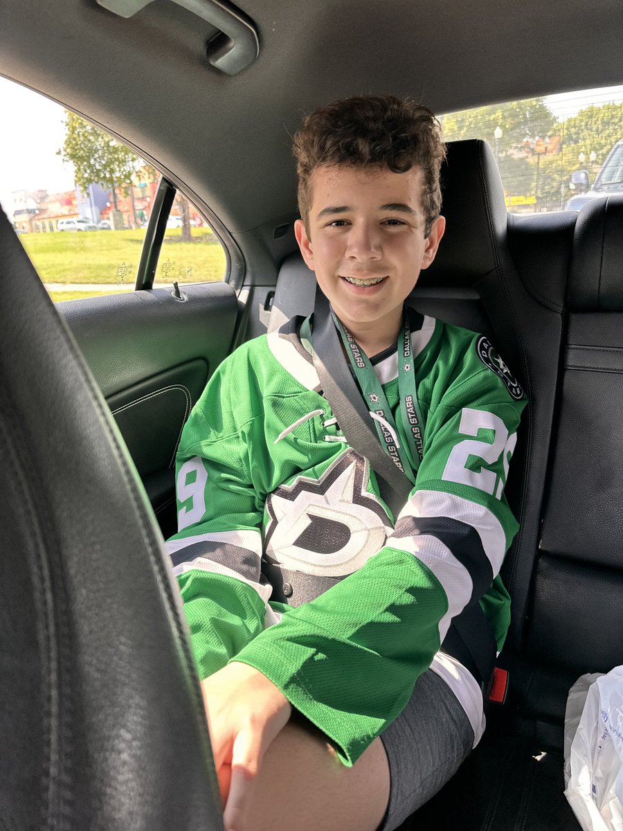 MsParedess's tweet photo. When you forget to take pictures of staff and students wearing Green to show our support to @HuntIsd on their first day #BacToSchool … but at least have  a pic of  my fav @WestwoodJH_RISD std wearing his fav @DallasStars GREEN 💚💚💚 #RISDDreamBig https://t.co/eGSMlIRzWW
