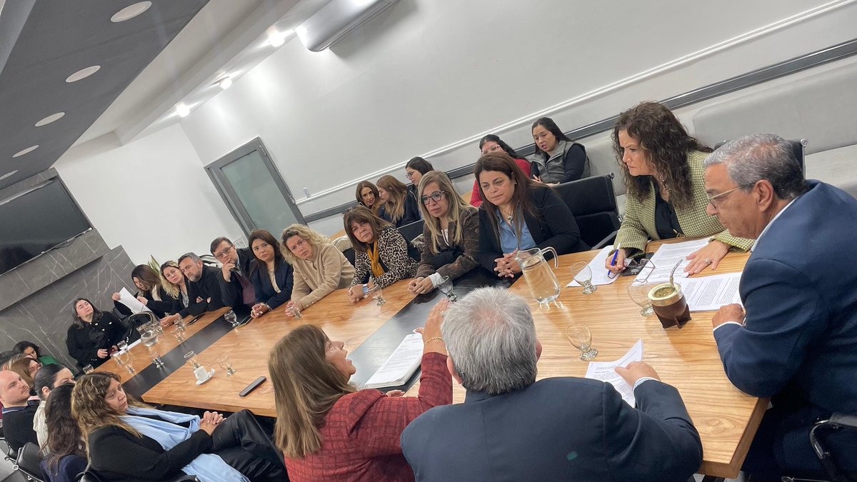 terelunalarioja's tweet photo. Mañana toma estado parlamentario el Proyecto para una nueva Ley Notarial para la Provincia de La Rioja. Gracias por la presencia al Colegio de Escribanos y al interés por actualizar la legislación que los regula y que ya tiene más de 30 años de vigencia.@LegislaturaLR @BloqueNG https://t.co/W1cYqIHFp3