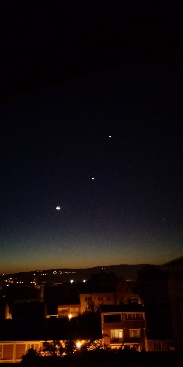 Hayırlı Sabahlar
Ay, Venüs ve Jüpiter üçü bir arada 
Günün en güzel vaktine eşlik ediyorlar.