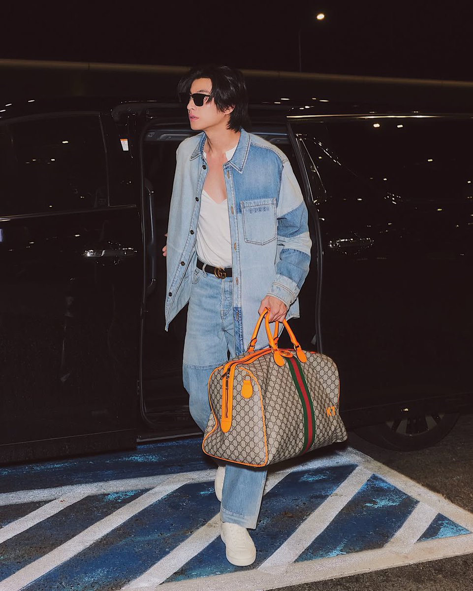 GulfFashionFile's tweet photo. Gulf Kanawut just arrived in Wuhan looking amazing in a full Gucci outfit, ready to shine ✨️ 

GUCCI X GULF 
#Gucci @gucci #GulfBAGucci 
#GuccixGulf #gulfkanawut https://t.co/WApoqE5RRc