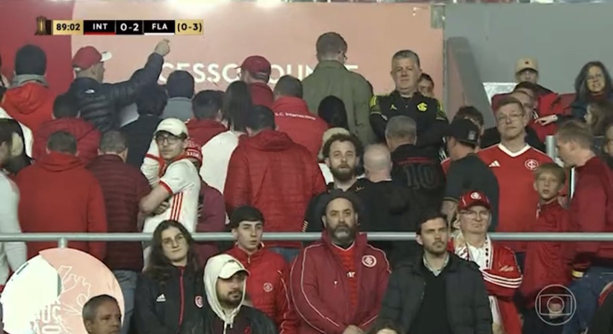 futebol_info's tweet photo. Torcedores do Internacional vão deixando o Beira-Rio após o gol de Pedro para fazer 2 a 0 para o Flamengo.

📸 Reprodução/Globo https://t.co/4TLlFL3BQh
