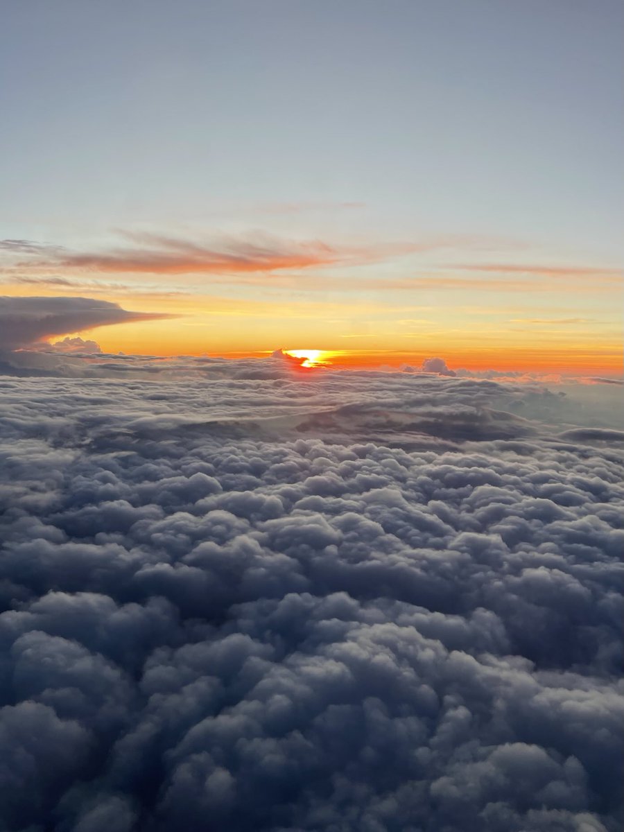 昨日、上空で
飛行機の窓から撮った夕日です。