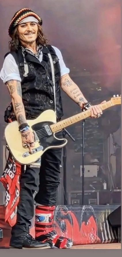 80sDepphead's tweet photo. His happy lil smile while having a guitar in his hand....(and the foot that's always sorta turned in when he's playing)
One of my favorite Johnny things. 🥰 https://t.co/0xq2SO08dm