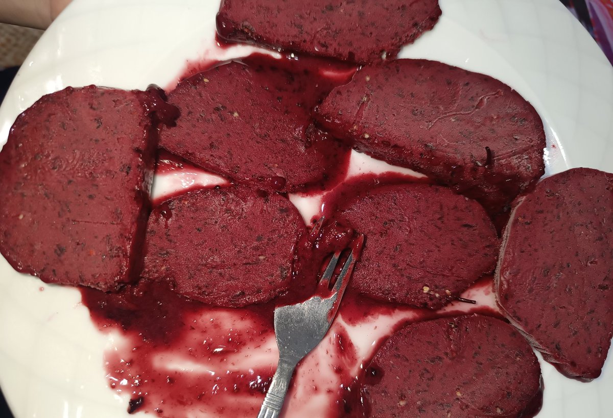 Abimin tasarımıyla böğürtlenli dondurma sunumu