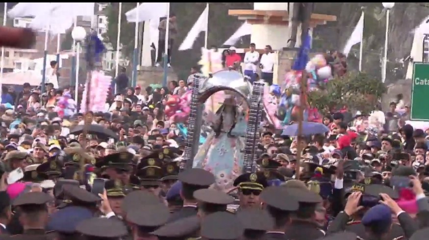 #Romería2025 || La Sagrada imagen de la Virgen de El Cisne ha llegado hasta la ciudad de #Loja, en este momento se encuentra en el sector de la Terminal Terrestre.