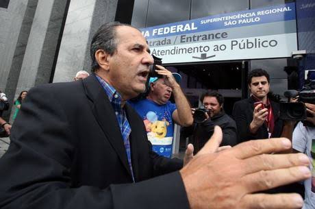 GRANDE DIA!
O picareta Malacheia desembarcou, há pouco, no aeroporto Galeão, do Rio, de volta de Lisboa. Está sendo interrogado pela Polícia Federal neste momento e teve seus celulares apreendidos.