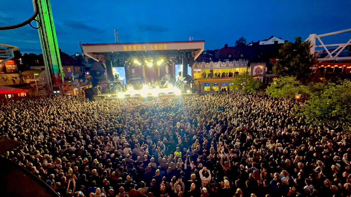 SmashingPumpkin's tweet photo. Absolutely packed show tonight in Gröna Lund! 🇸🇪🇸🇪

Next stop Gothenburg! https://t.co/IE2snHr5mJ