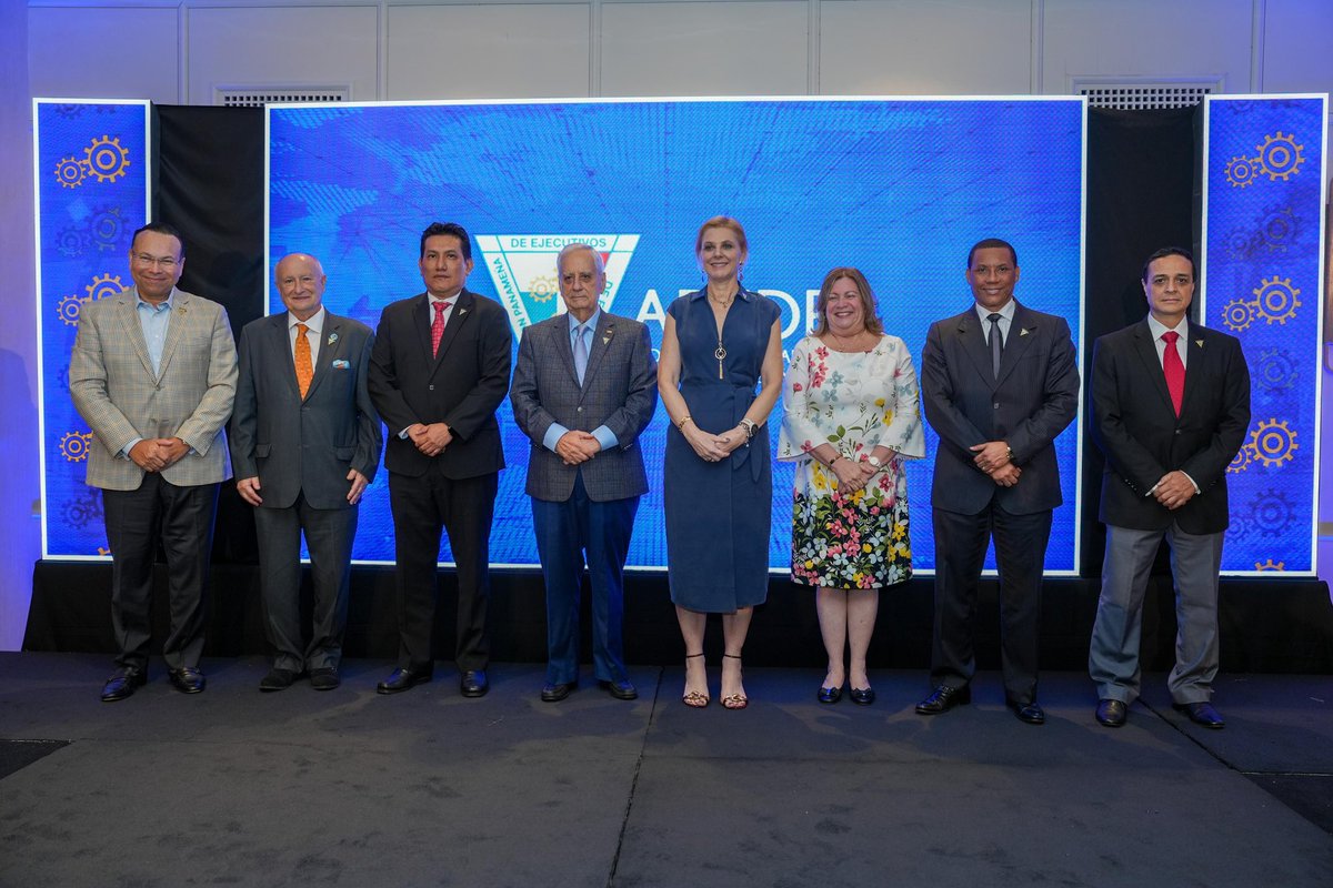 Gracias a <a href="/Apedeorg/">APEDE</a> por abrirnos este espacio tan especial, donde además de reconocer la trayectoria de Mirei Endara, presidenta de <a href="/MareaVerde_PA/">Marea Verde Panamá</a>, con la Medalla Fernando Eleta Almarán 2025, pudimos presentar los avances de nuestra gestión en los 14 meses en El Campo de