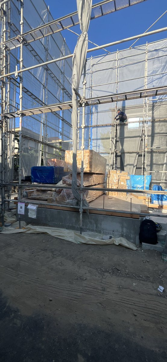 Hs50051322's tweet photo. 10年振りぐらいの建て方の応援要請
3階建て✖️2棟

懐かしさ込み上げつつ、既に汗だくです

 #大阪  #深江橋  #大工  #棟上げ  #職人  #解体屋  #物作り https://t.co/At1dXiqqvH
