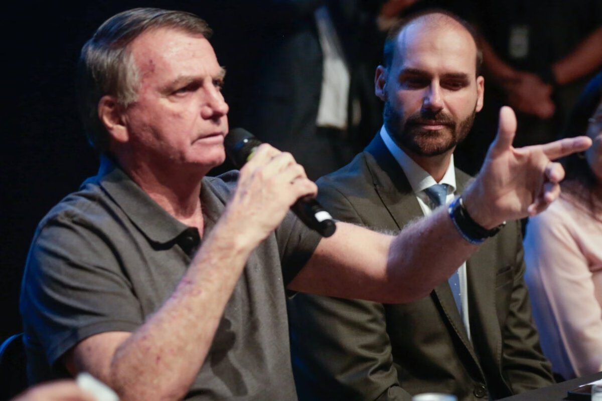 Metrópoles (@metropoles) on Twitter photo 🚨URGENTE: Bolsonaro e Eduardo são indiciados pela PF por coação
PF indiciou Jair Bolsonaro e Eduardo Bolsonaro por coação no curso do processo e tentativa de abolição do Estado Democrático de Direito
Leia na coluna de <a href="/PauloCappelli_/">Paulo Cappelli</a>: curt.link/ICpDe 🚨URGENTE: Bolsonaro e Eduardo são indiciados pela PF por coação
PF indiciou Jair Bolsonaro e Eduardo Bolsonaro por coação no curso do processo e tentativa de abolição do Estado Democrático de Direito
Leia na coluna de <a href="/PauloCappelli_/">Paulo Cappelli</a>: curt.link/ICpDe