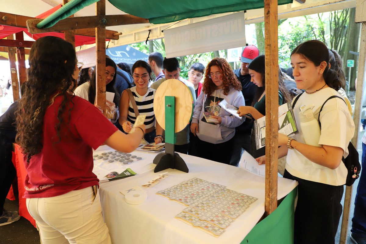 ❤️🥰 ¡Son tantos sueños e ilusiones las que recibimos hoy que no caben en este trino! Familiares y amigos acompañaron a los admitidos y admitidas al semestre 2025-2 en los primeros pasos de este nuevo viaje llamado #UNALMedellín.
¡Bienvenidos, estamos felices de que estén aquí!