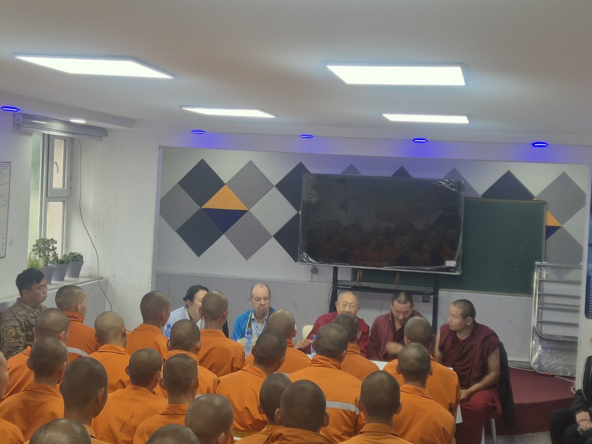 Ринбүчи багш маань өчигдрийн бороотой өдөр ШШГЕГ-ын харъяа хорих 421, 411 сургалт хүмүүжлийн тусгай байгуулгуудаар зочилж өөрийн тэргүүлдэг Асрал төвийнхөө явуулдаг үйл ажиллагаатай танилцсан юм. 
Аадар борооны тухай сануулга мэдээллийн хэрэгслэлээр сануулж, Хонхор руу үерийн