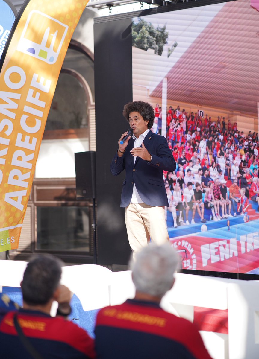 UD_Lanzarote's tweet photo. 📸 Así vivimos la presentación oficial de la UD Lanzarote 2025/26 en la Recova del Ayuntamiento de Arrecife.

🔴🔵 Jugadores, cuerpo técnico y afición unidos para dar inicio a una temporada que afrontamos con toda la ilusión.

💪 ¡Seguimos latiendo contigo! https://t.co/qofnByNcFT