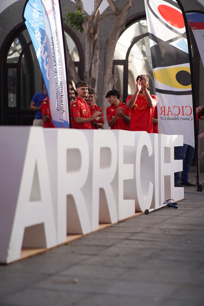 UD_Lanzarote's tweet photo. 📸 Así vivimos la presentación oficial de la UD Lanzarote 2025/26 en la Recova del Ayuntamiento de Arrecife.

🔴🔵 Jugadores, cuerpo técnico y afición unidos para dar inicio a una temporada que afrontamos con toda la ilusión.

💪 ¡Seguimos latiendo contigo! https://t.co/qofnByNcFT