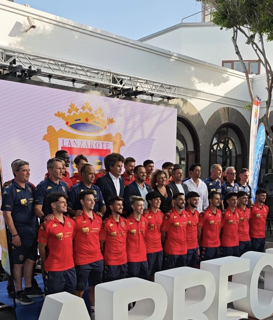 UD_Lanzarote's tweet photo. 📸 Así vivimos la presentación oficial de la UD Lanzarote 2025/26 en la Recova del Ayuntamiento de Arrecife.

🔴🔵 Jugadores, cuerpo técnico y afición unidos para dar inicio a una temporada que afrontamos con toda la ilusión.

💪 ¡Seguimos latiendo contigo! https://t.co/qofnByNcFT