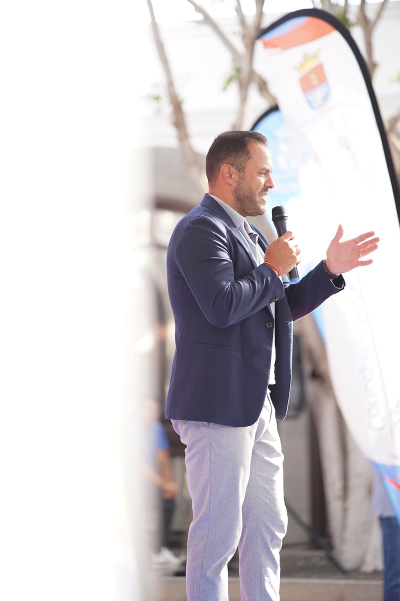 UD_Lanzarote's tweet photo. 📸 Así vivimos la presentación oficial de la UD Lanzarote 2025/26 en la Recova del Ayuntamiento de Arrecife.

🔴🔵 Jugadores, cuerpo técnico y afición unidos para dar inicio a una temporada que afrontamos con toda la ilusión.

💪 ¡Seguimos latiendo contigo! https://t.co/qofnByNcFT